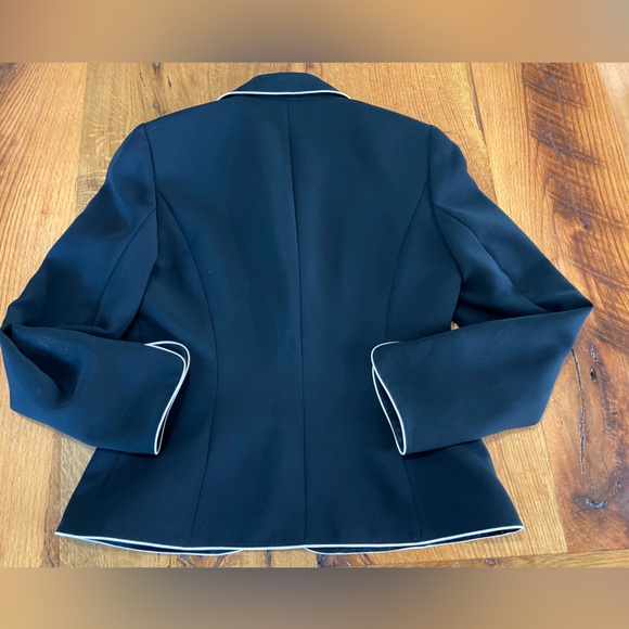 Tahari Arthur S. Levine Black Blazer with Ivory Piping, Front Pockets, Size 6 - Picture 10 of 10